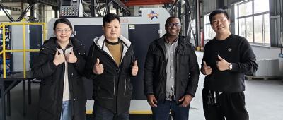 Клієнти відвідують фабрику з виробництва воску